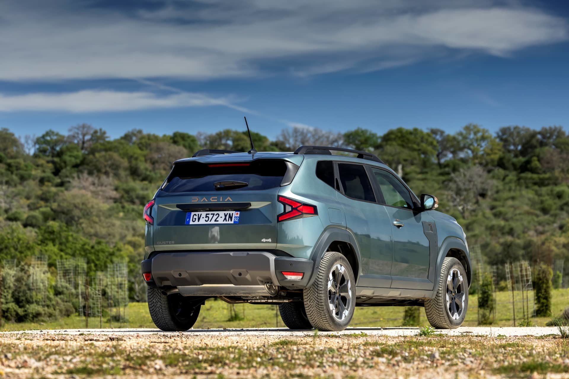 Vista trasera lateral del Dacia Duster, destacando su diseño robusto.