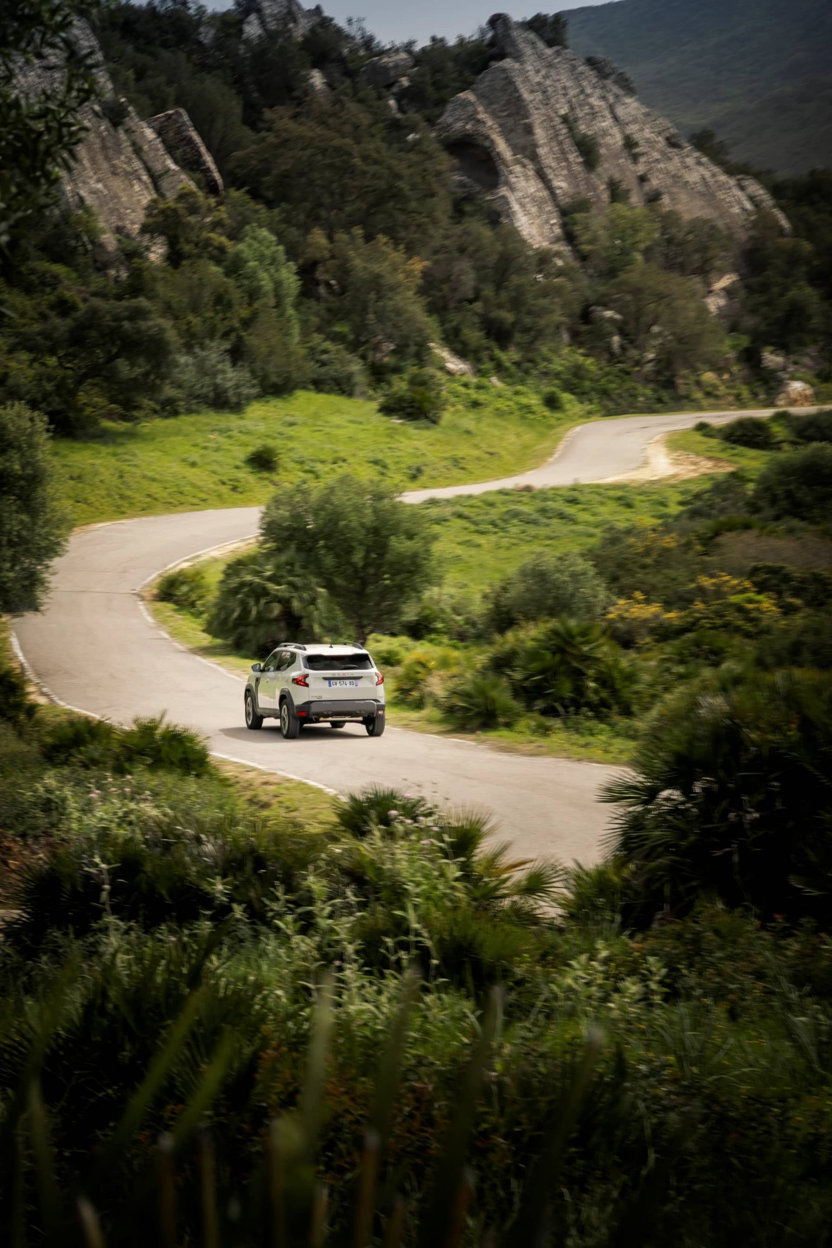 Vista dinámica del Dacia Duster en carretera de curvas.