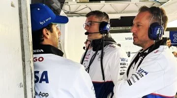 Daniel Ricciardo en conversación con ingenieros de su equipo.