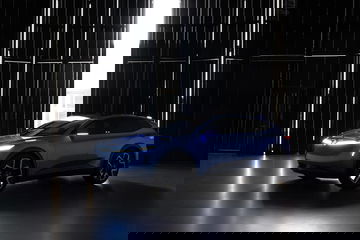 Perfil lateral de un vehículo, con iluminación que acentúa su diseño aerodinámico.