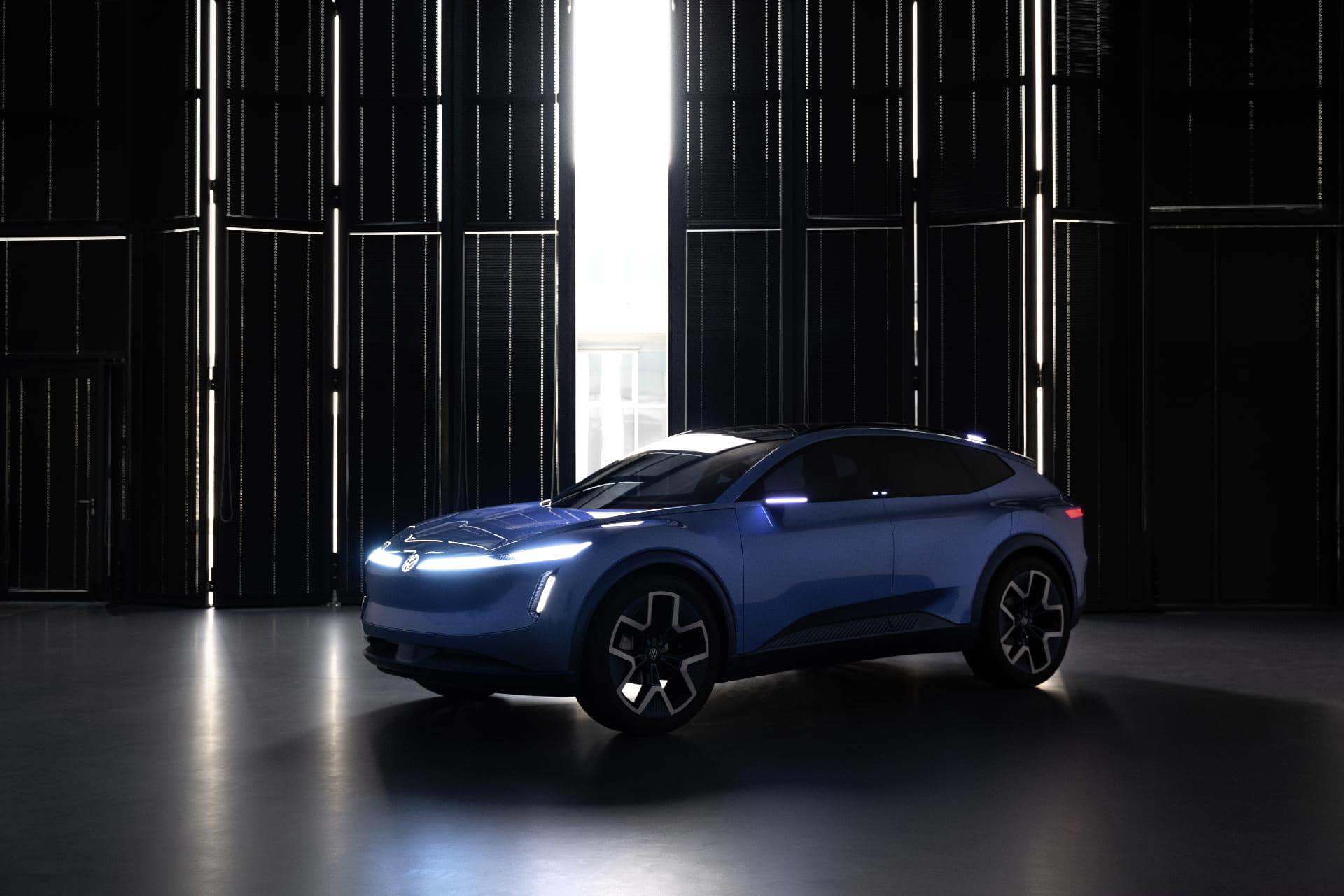 Perfil lateral de un vehículo, con iluminación que acentúa su diseño aerodinámico.