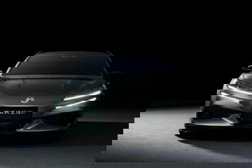 Vista frontal del sedán deportivo Denza Z9 GT con diseño agresivo y líneas modernas.