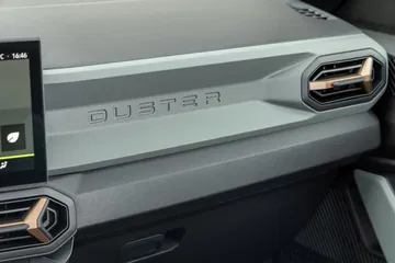 Vista de la consola central del Dacia Duster con acentos cromados
