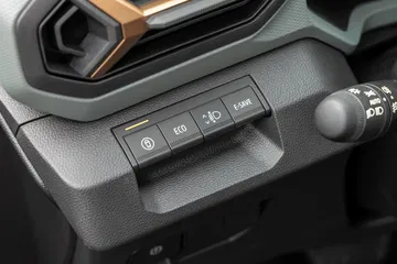 Vista de la consola central del Dacia Duster y sus interruptores de control.