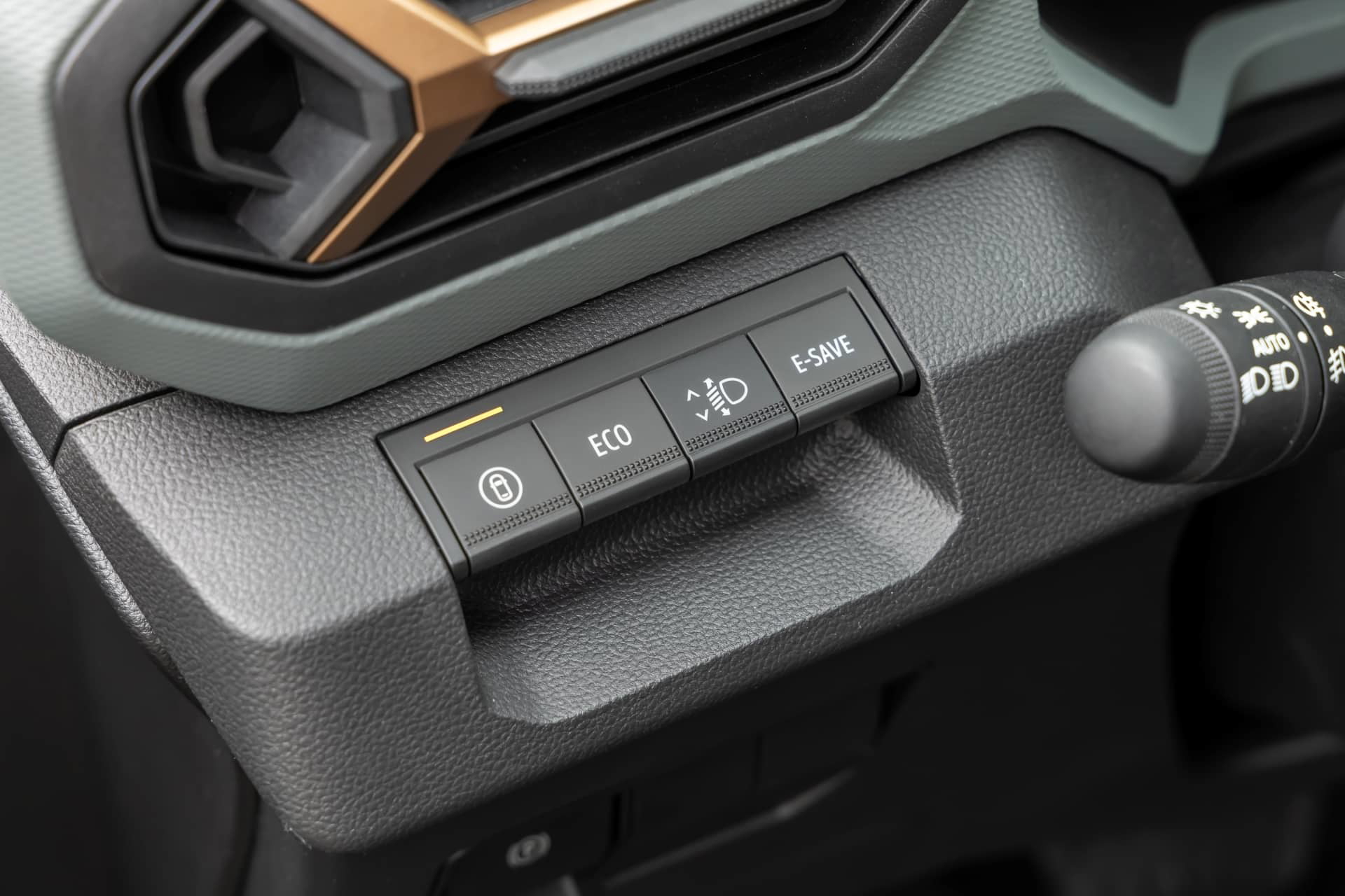 Vista de la consola central del Dacia Duster y sus interruptores de control.