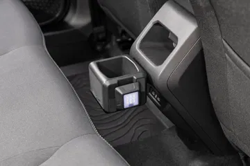 Consola central del Dacia Duster con enfoque en el espacio de almacenaje.