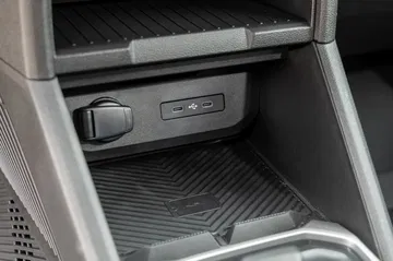 Vista del compartimiento de almacenamiento en Dacia Duster.
