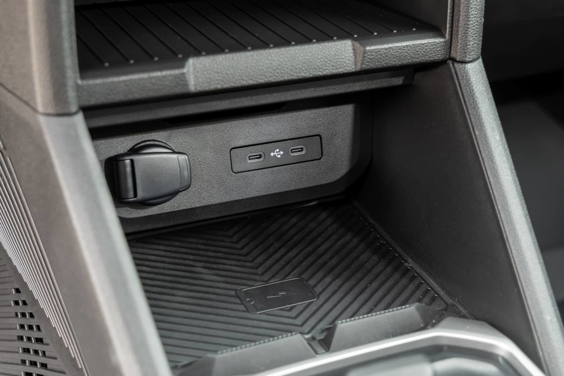 Vista del compartimiento de almacenamiento en Dacia Duster.