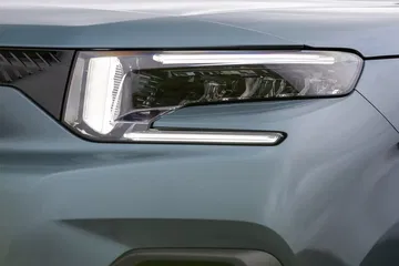 Foco delantero de Citroën Berlingo, diseño moderno y elegante.