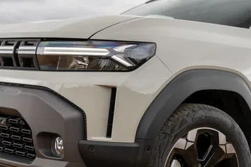 Vista cercana del sistema de iluminación del Dacia Duster, destacando sus faros modernos.