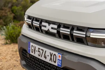 Vista cercana de la parrilla y emblema del Dacia Duster.