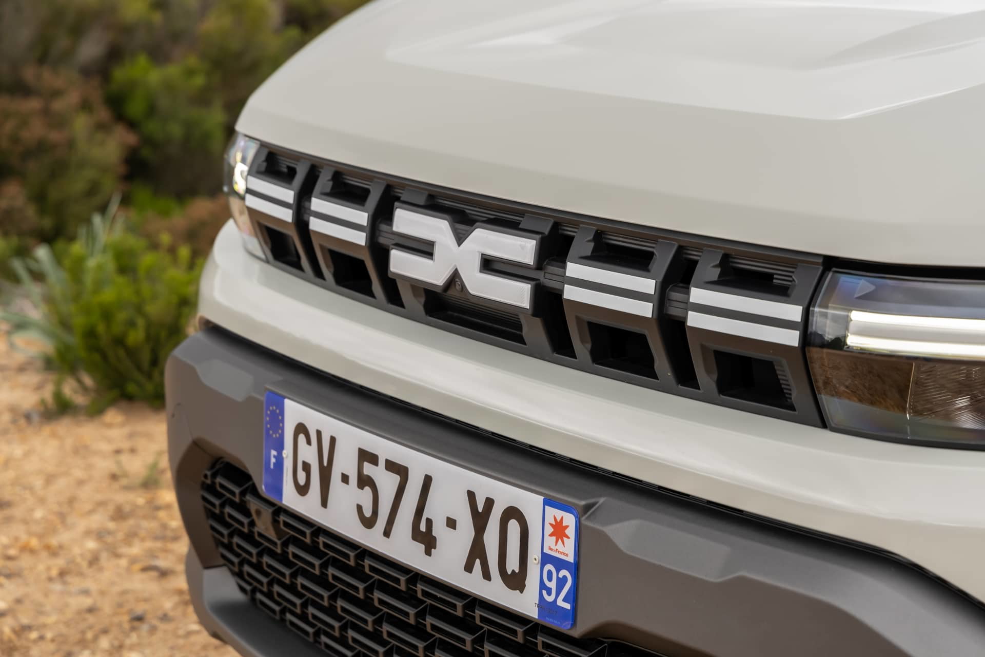 Vista cercana de la parrilla y emblema del Dacia Duster.