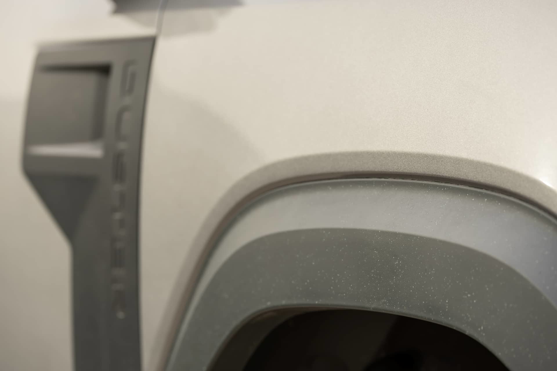 Vista del guardabarros robusto del Dacia Duster, destacando su diseño para terrenos difíciles.