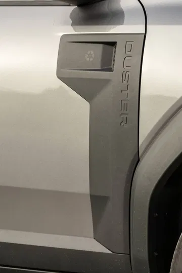 Detalle lateral del Dacia Duster resaltando el nombre y acabado.