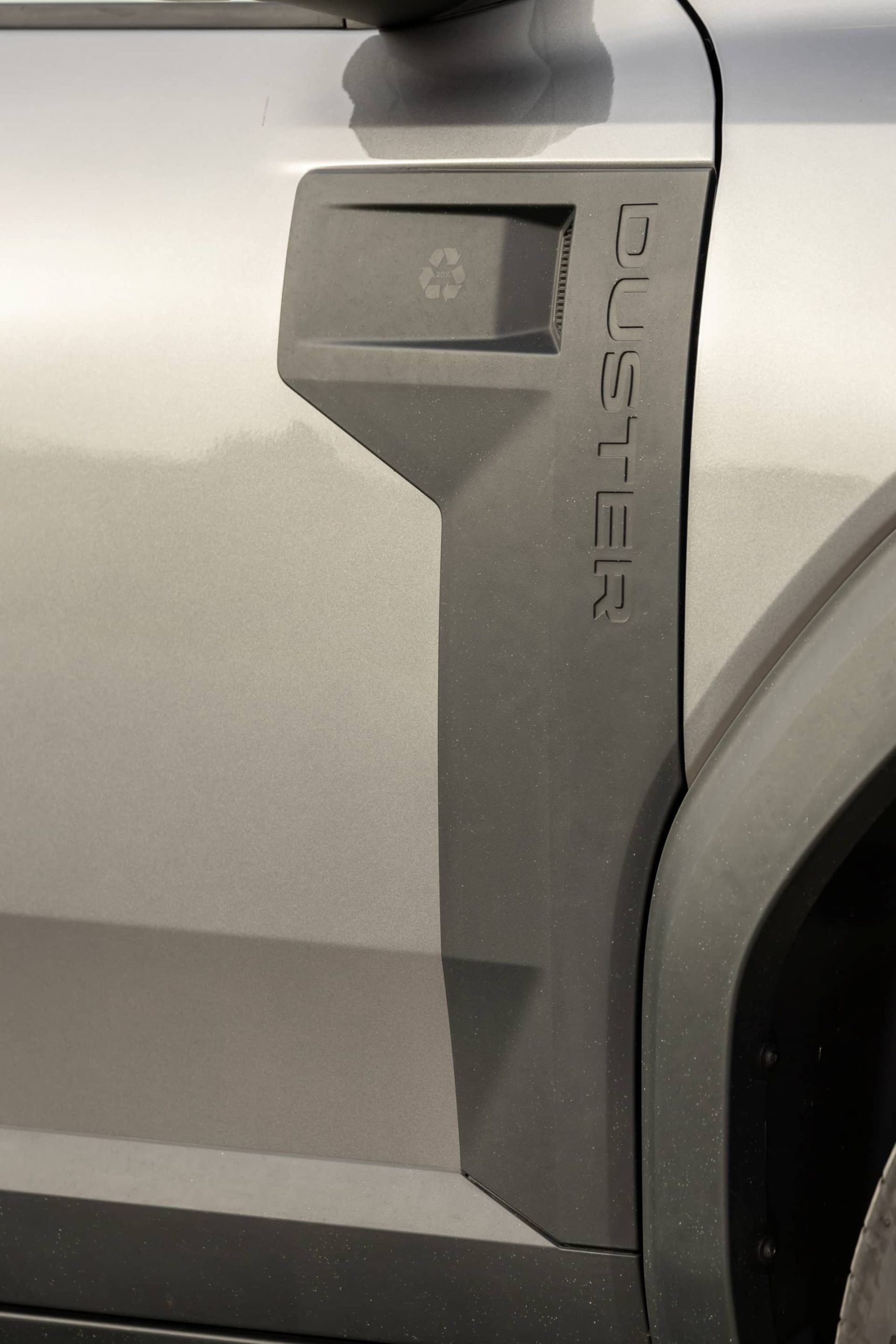 Detalle lateral del Dacia Duster resaltando el nombre y acabado.