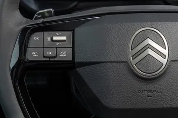 Visión cercana del logo de Citroën situado en el volante.