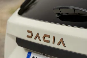 Vista cercana del emblema 'DACIA' en el Duster, resaltando su diseño.