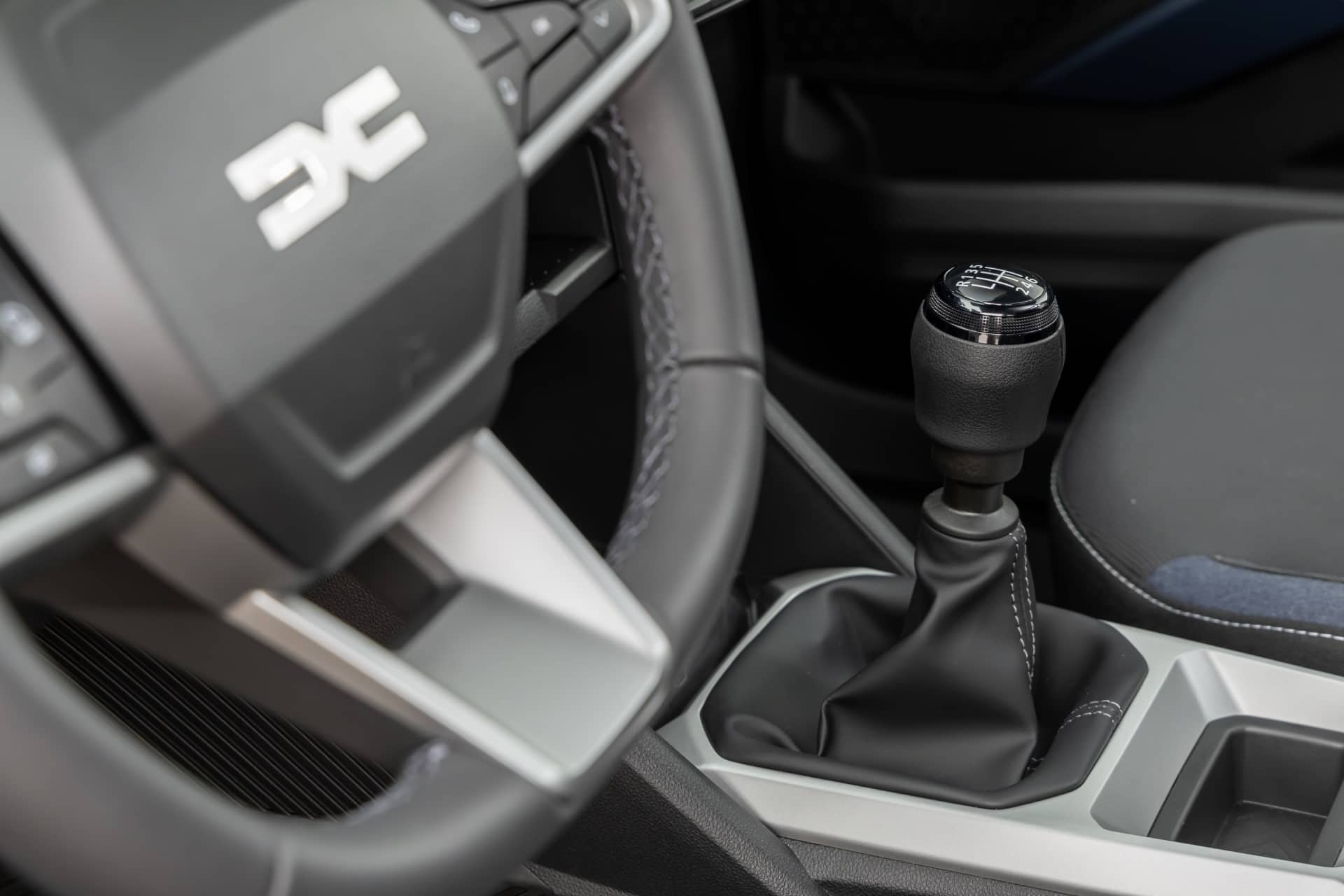Vista cercana de la palanca de cambios del Dacia Duster, acabados y ergonomía.