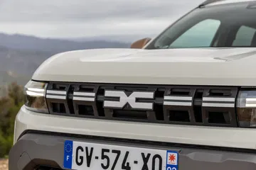 Primer plano de la parrilla frontal del Dacia Duster, resaltando el diseño robusto.