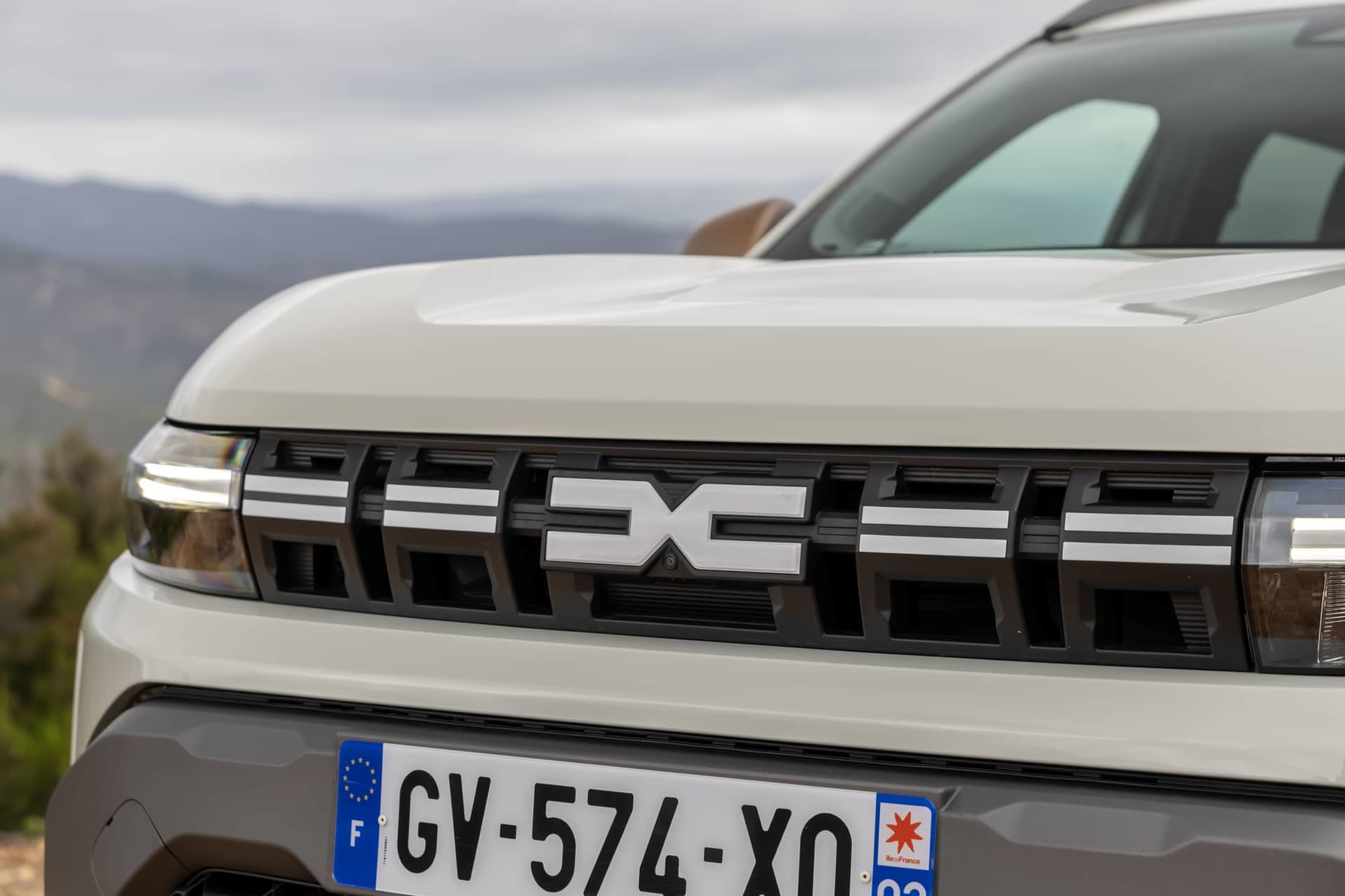 Primer plano de la parrilla frontal del Dacia Duster, resaltando el diseño robusto.