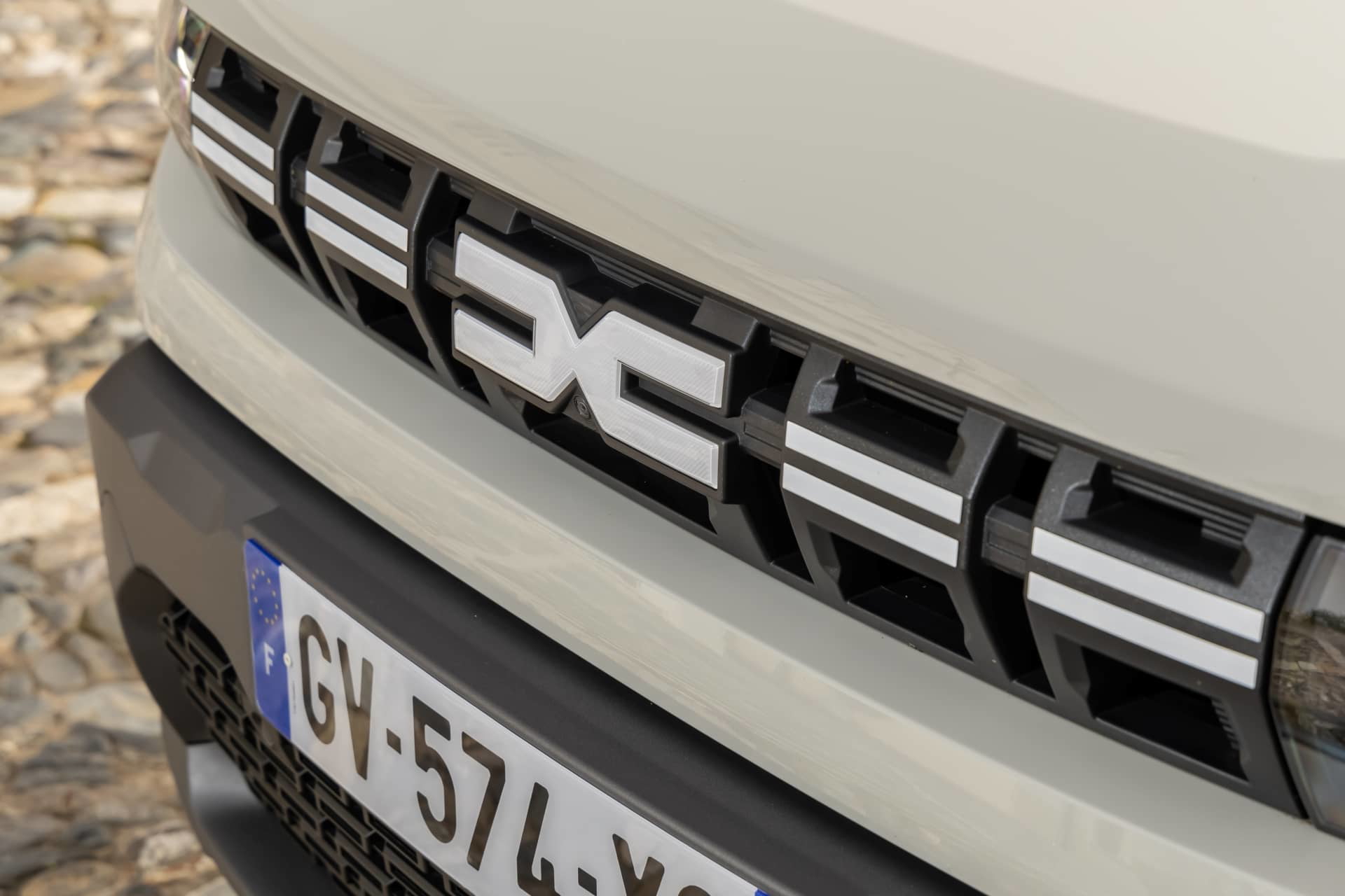 Vista cercana de la parrilla frontal del Dacia Duster, destacando su diseño característico.