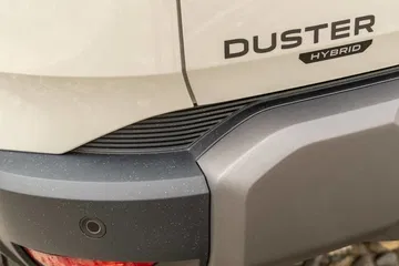 Vista cercana del pasarruedas con diseño robusto del Dacia Duster.