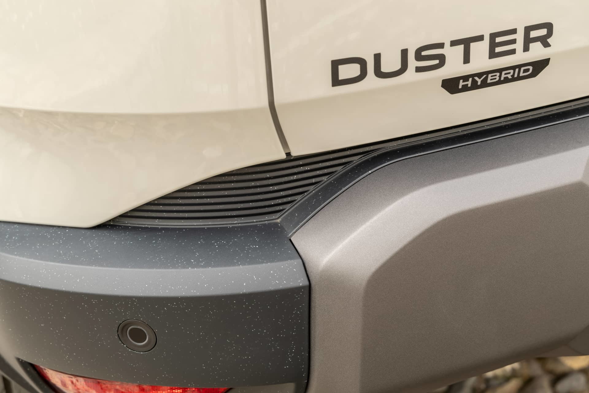 Vista cercana del pasarruedas con diseño robusto del Dacia Duster.
