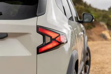 Vista cercana del piloto trasero que destaca por su diseño en forma de Y.