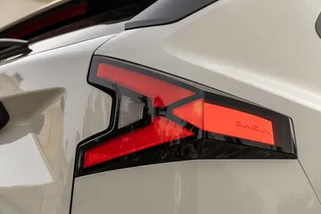 Piloto trasero del Dacia Duster con diseño característico en forma de Y.