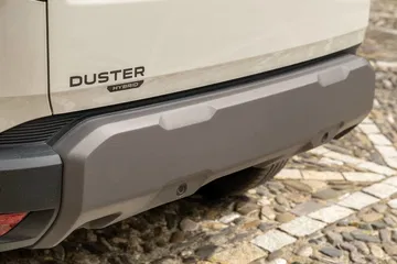 Vista del refuerzo lateral inferior del Dacia Duster.