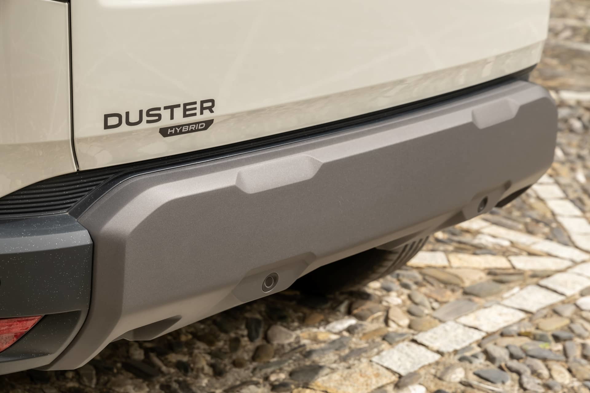 Vista del refuerzo lateral inferior del Dacia Duster.
