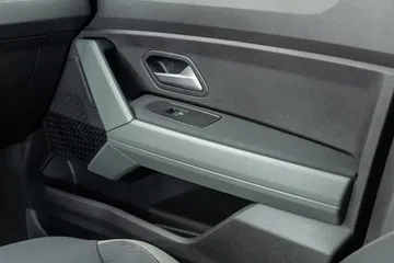 Vista del acabado en puertas del Dacia Duster.