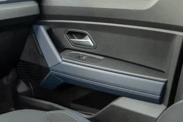 Acabado y materiales utilizados en la puerta del Dacia Duster.