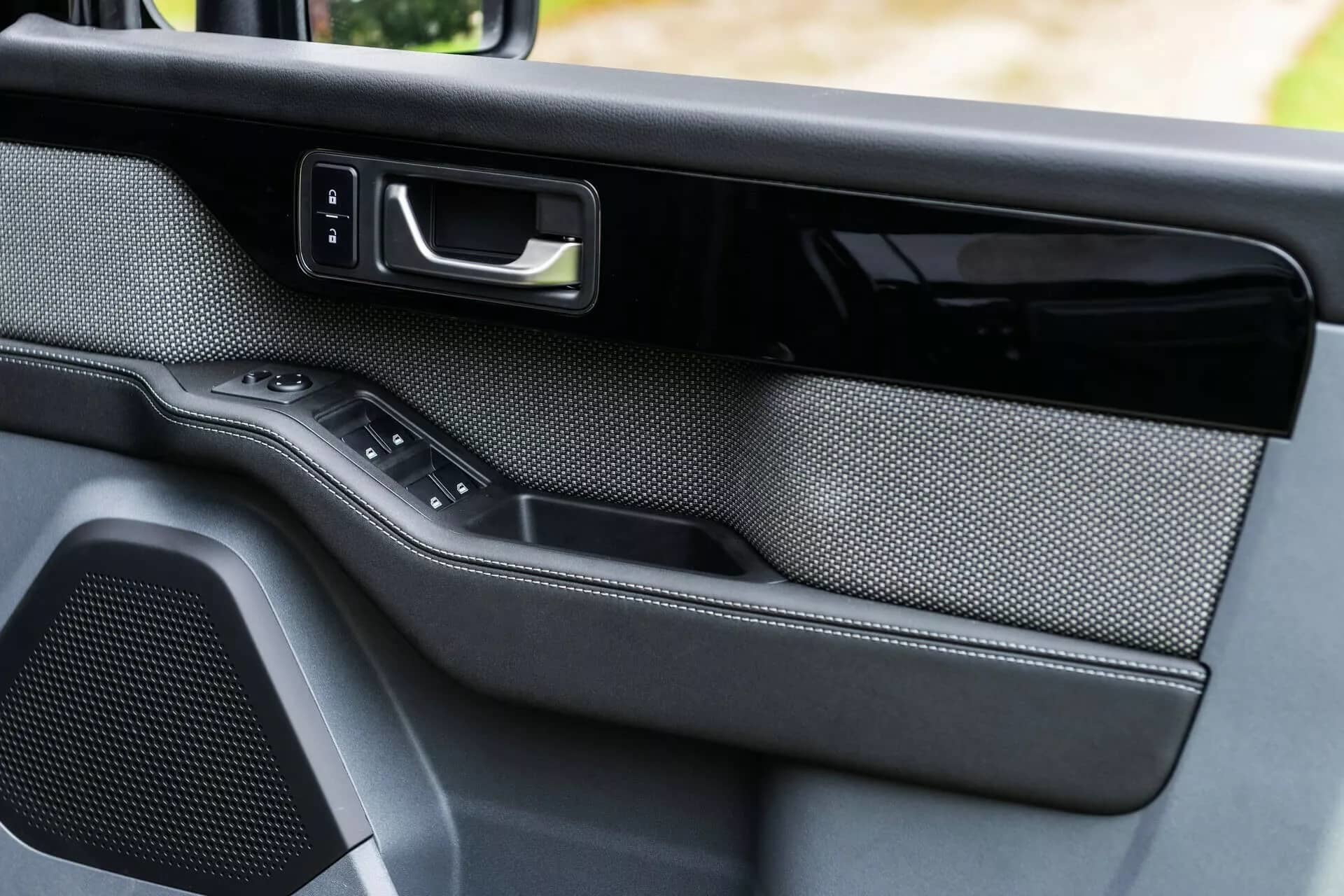 Vista de los controles en la puerta del Ineos Grenadier, acabados robustos y funcionales.