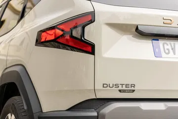 Vista enfocada de la luz trasera y emblema Dacia Duster.