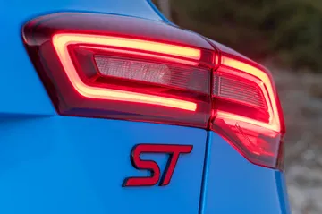 Vista detallada de la luz trasera y emblema ST del Ford Focus ST 2024.