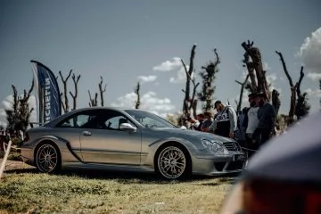 Vista lateral de un Mercedes-Benz CLK en exposición