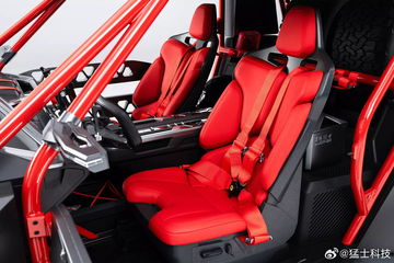 Vista de los asientos deportivos con arneses rojos del Dongfeng M-Hunter.