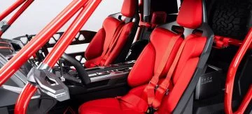 Vista interior revela asientos deportivos con arneses en configuración biplaza del Dongfeng M Hunter P.