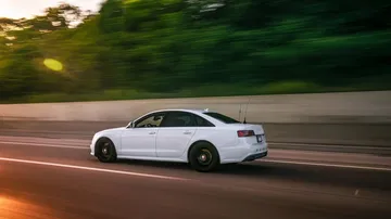 Dinámica de berlina en movimiento capturada con técnica de barrido.