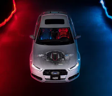 Vista superior frontal de un Subaru con capó transparente mostrando el motor.