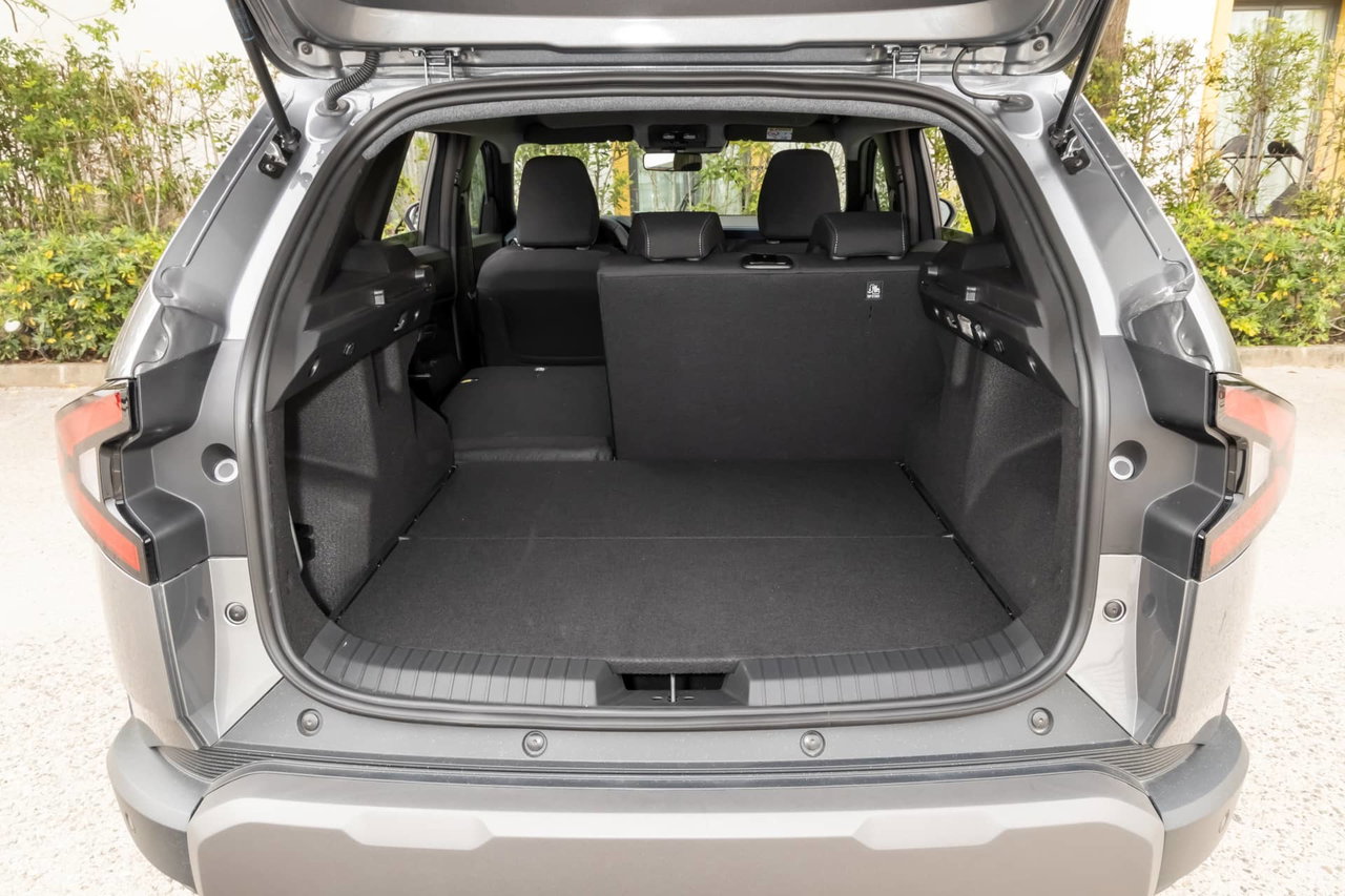Vista trasera del maletero Dacia Duster, amplio y práctico para equipaje. Vista trasera del maletero Dacia Duster, amplio y práctico para equipaje.