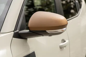 Vista del espejo retrovisor lateral del Dacia Duster, diseño ergonómico y moderno.