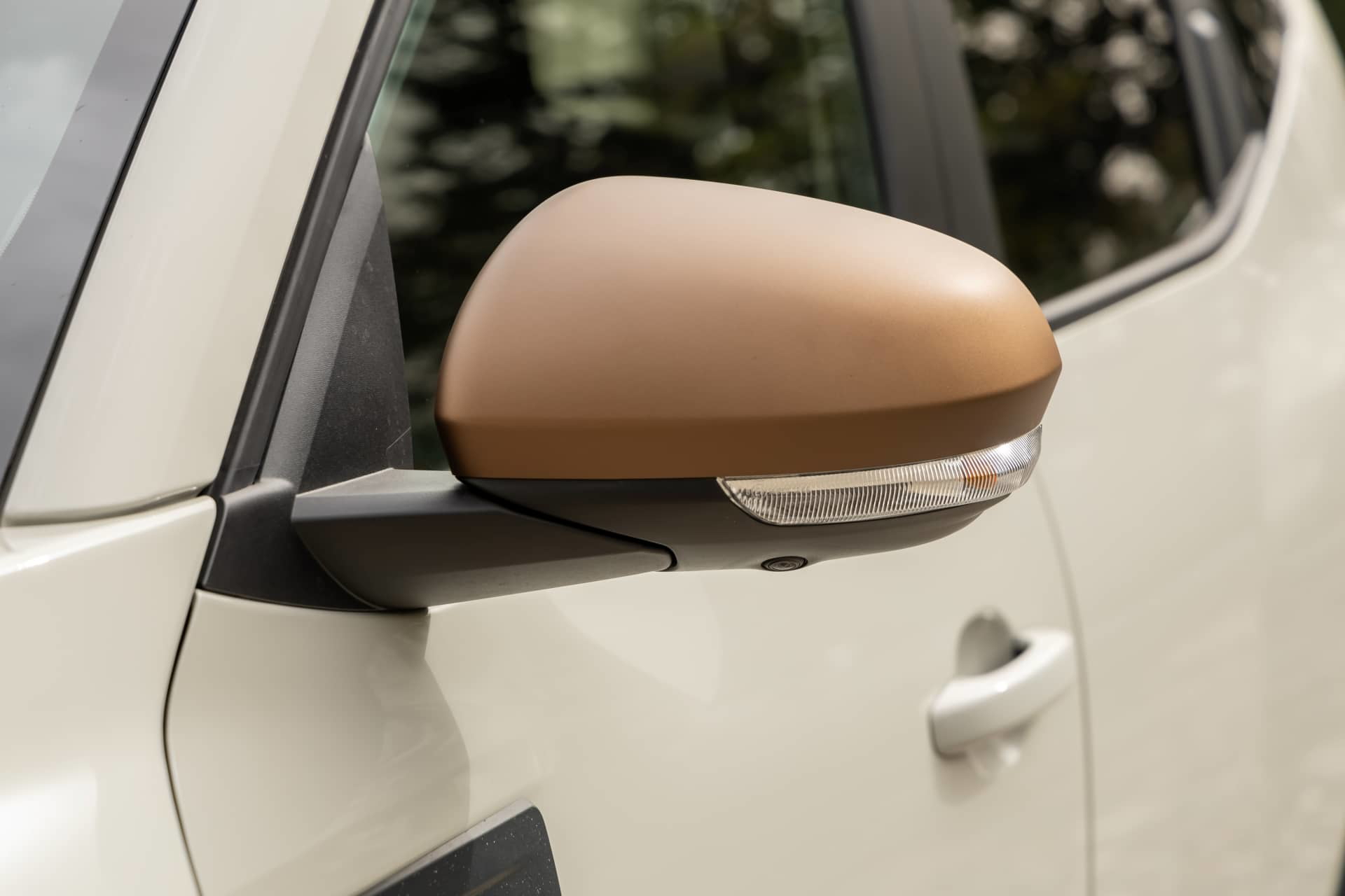 Vista del espejo retrovisor lateral del Dacia Duster, diseño ergonómico y moderno.