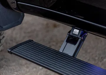 Vista del estribo automático AMP en una Chevrolet Silverado, atención al detalle.