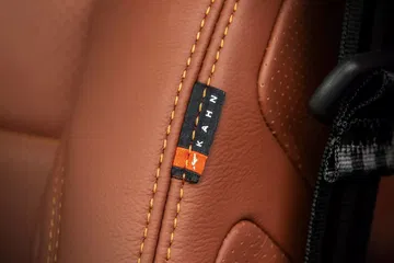 Exquisito detalle del interior del Ineos Grenadier, mostrando costuras y acabados.