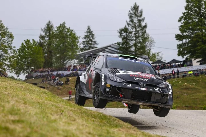Toyota Gazoo Racing WRC toma impresionante vuelo en competencia