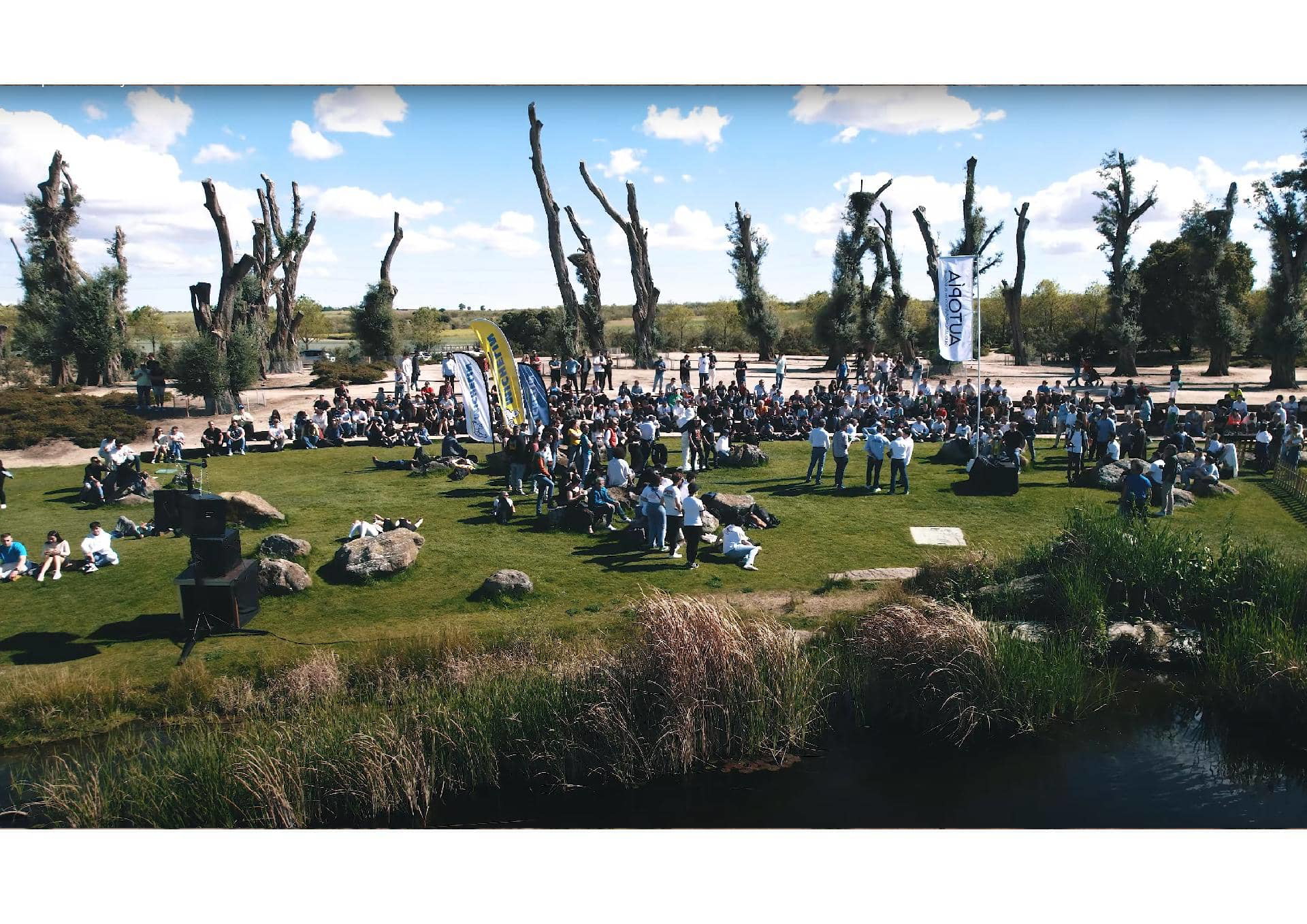 Evento de automovilismo al aire libre con asistentes reunidos.