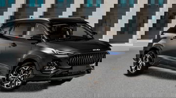 Vista dinámica del SUV compacto, mostrando líneas afiladas y diseño frontal moderno