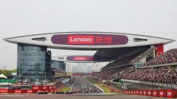 Instantánea emocionante que captura la salida del Gran Premio de F1 en China 2024.